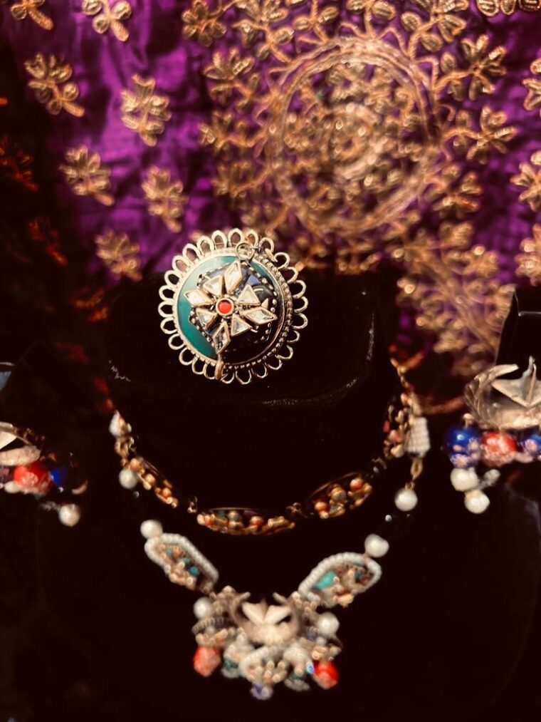 Antique Gold Chand Taara Set With Kundan - Image 2
