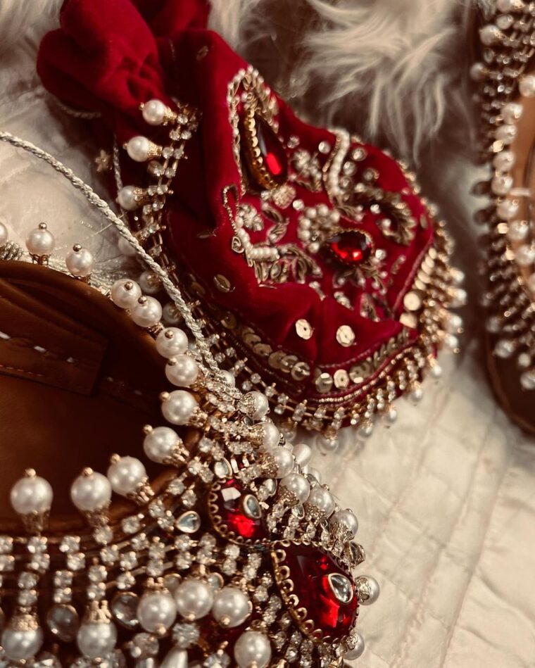 Maroon Kundan & Pearls Embellished Khussa - Image 9