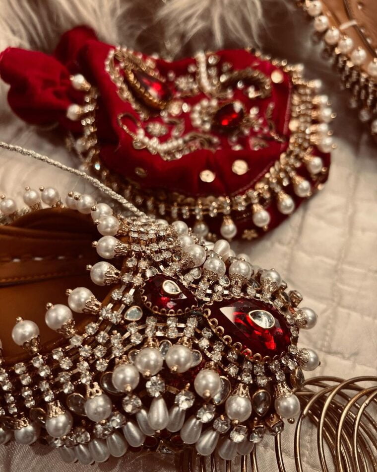 Maroon Kundan & Pearls Embellished Khussa - Image 8