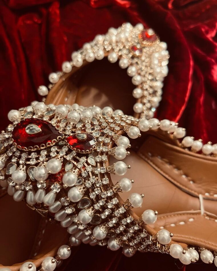 Maroon Kundan & Pearls Embellished Khussa - Image 4