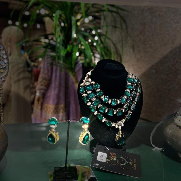 Gems drop necklace and earrings - Image 2