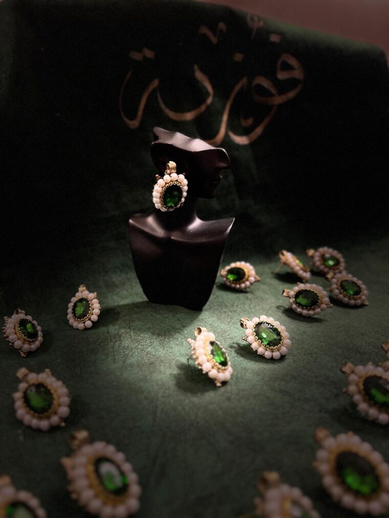 Green studs - Image 5