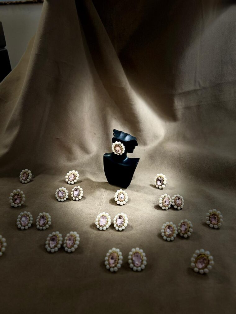 Green studs - Image 4