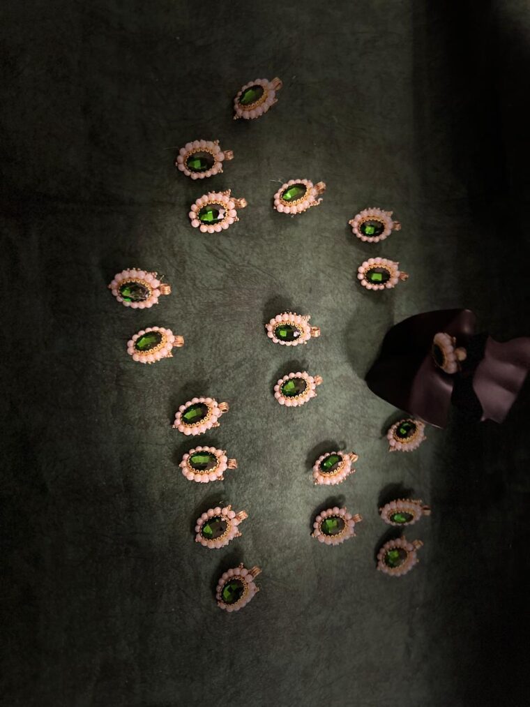 Green studs - Image 6