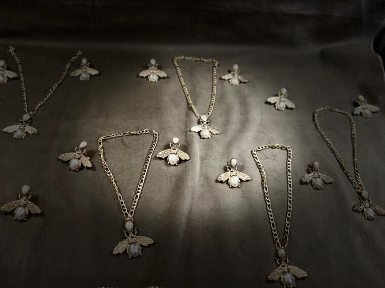 bees design necklace set - Image 1