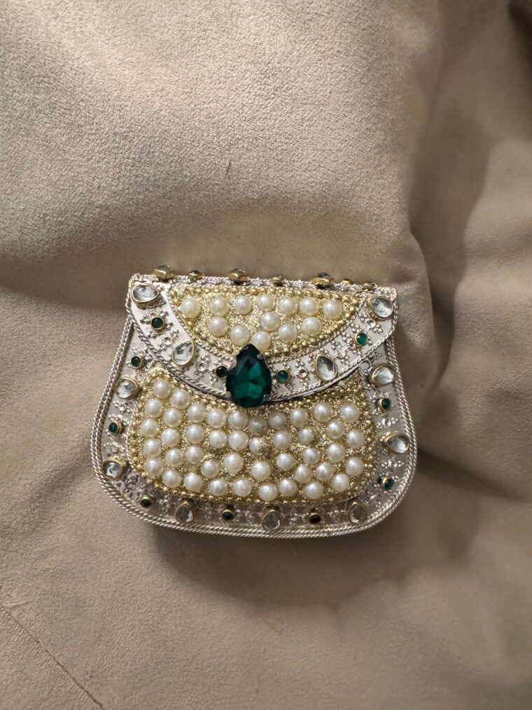 Pearls mini gold clutch - Image 8