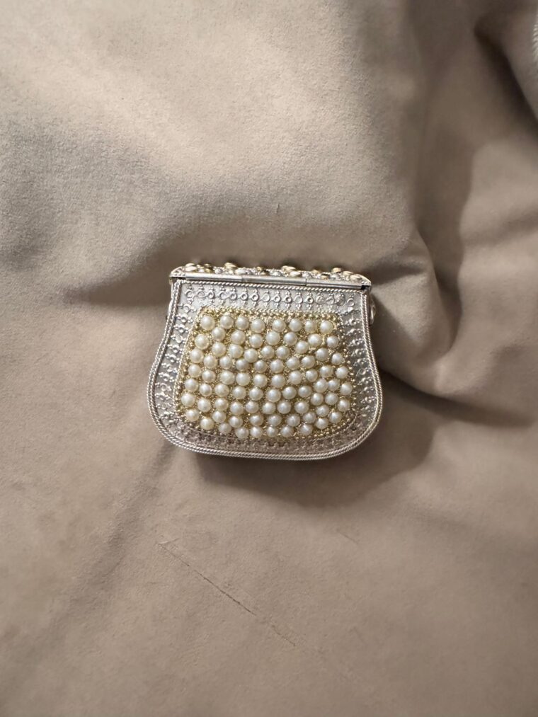 Pearls mini gold clutch - Image 9