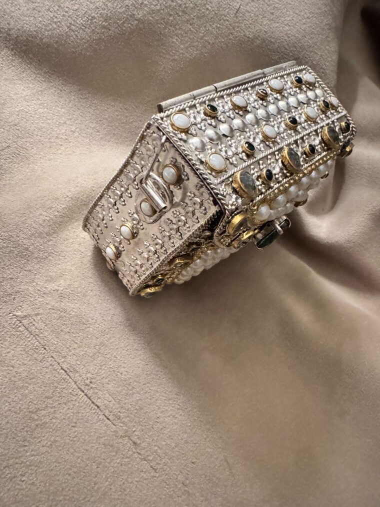 Pearls mini gold clutch - Image 10