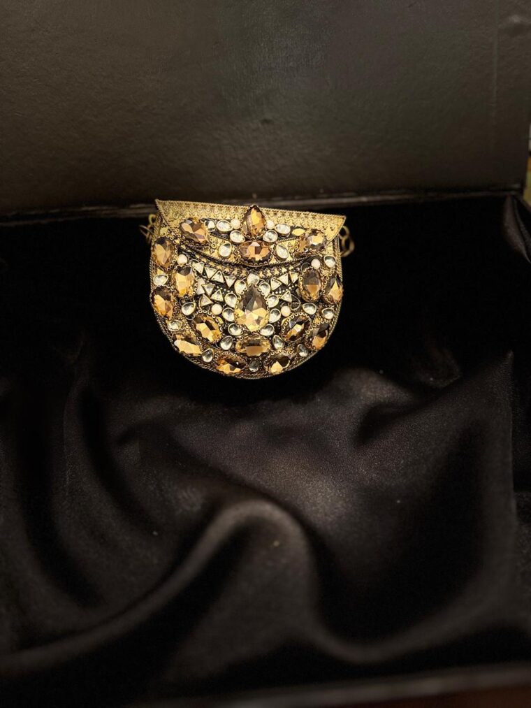 Stone clutches - Image 1