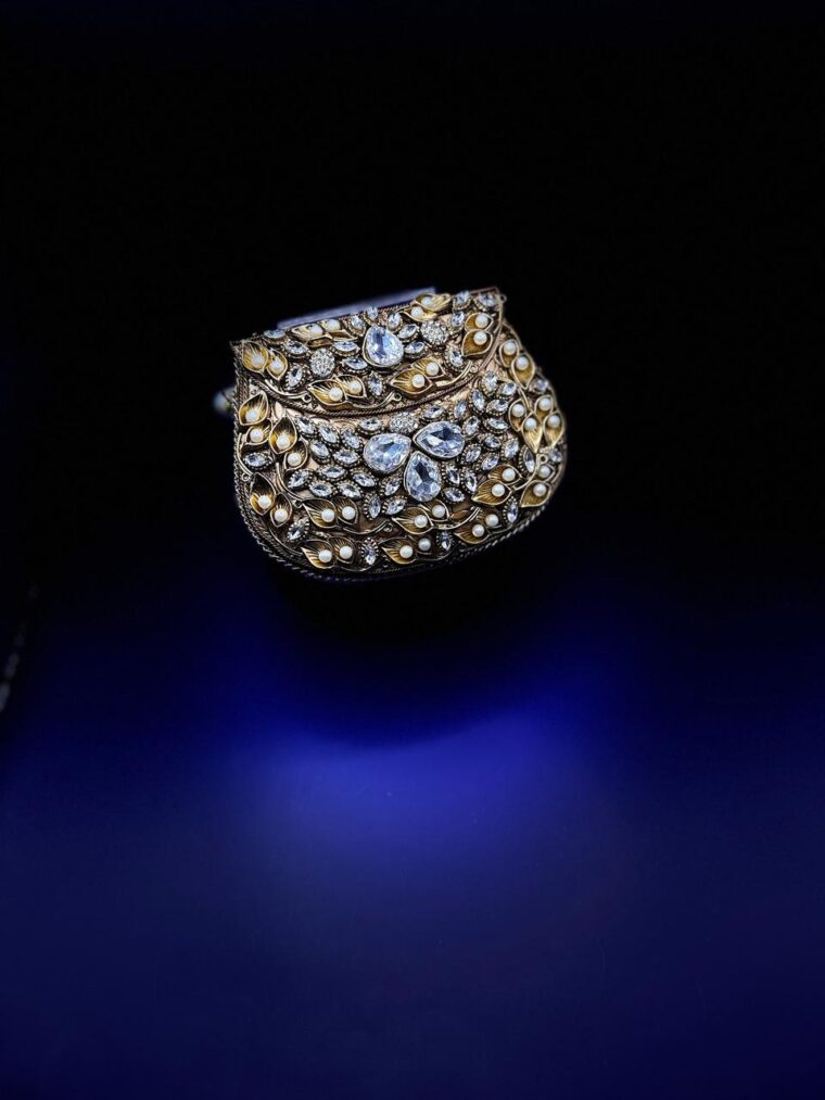 Victorian Gold Pearl Leaf Clutch – Timeless Elegance in Metal - Image 3