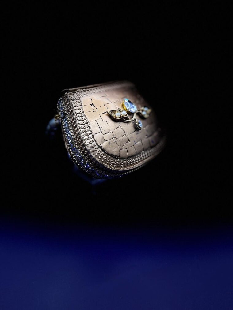 Victorian Gold Pearl Leaf Clutch – Timeless Elegance in Metal - Image 7