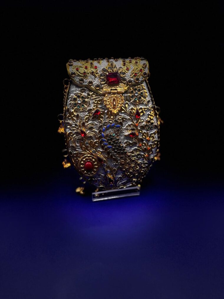 Mor Mahal –  Peacock Gold Bridal clutch - Image 6