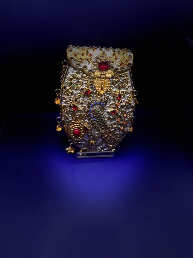 Mor Mahal –  Peacock Gold Bridal clutch - Image 2