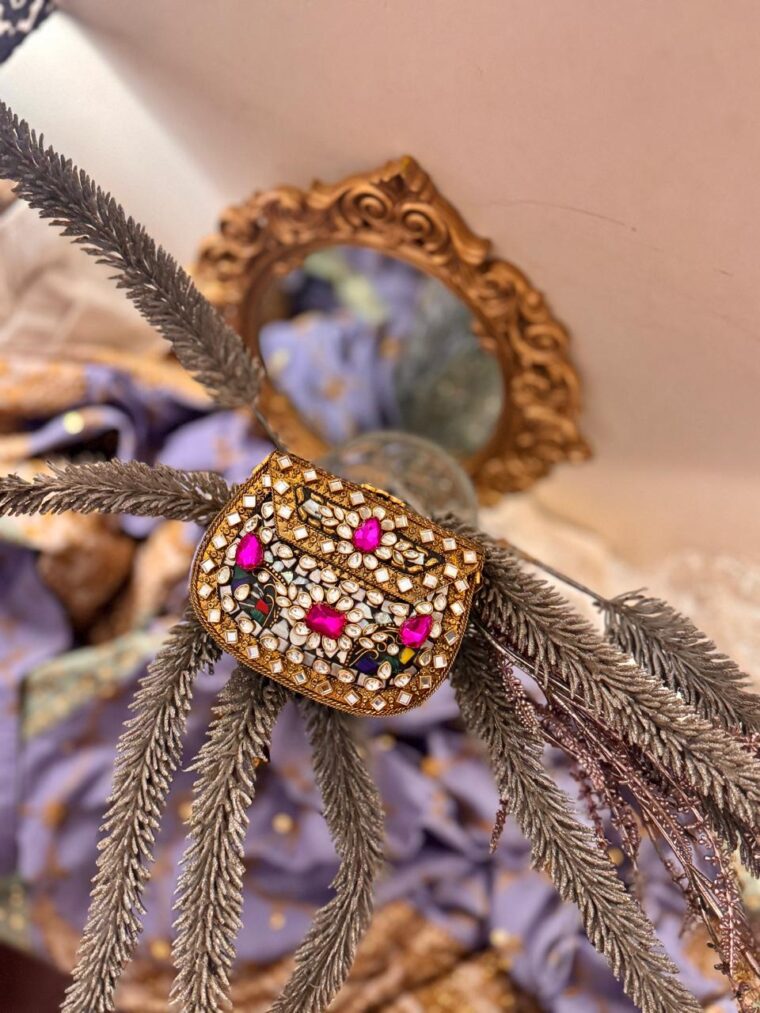 Zarmeena gold Kundan Clutches - Image 5