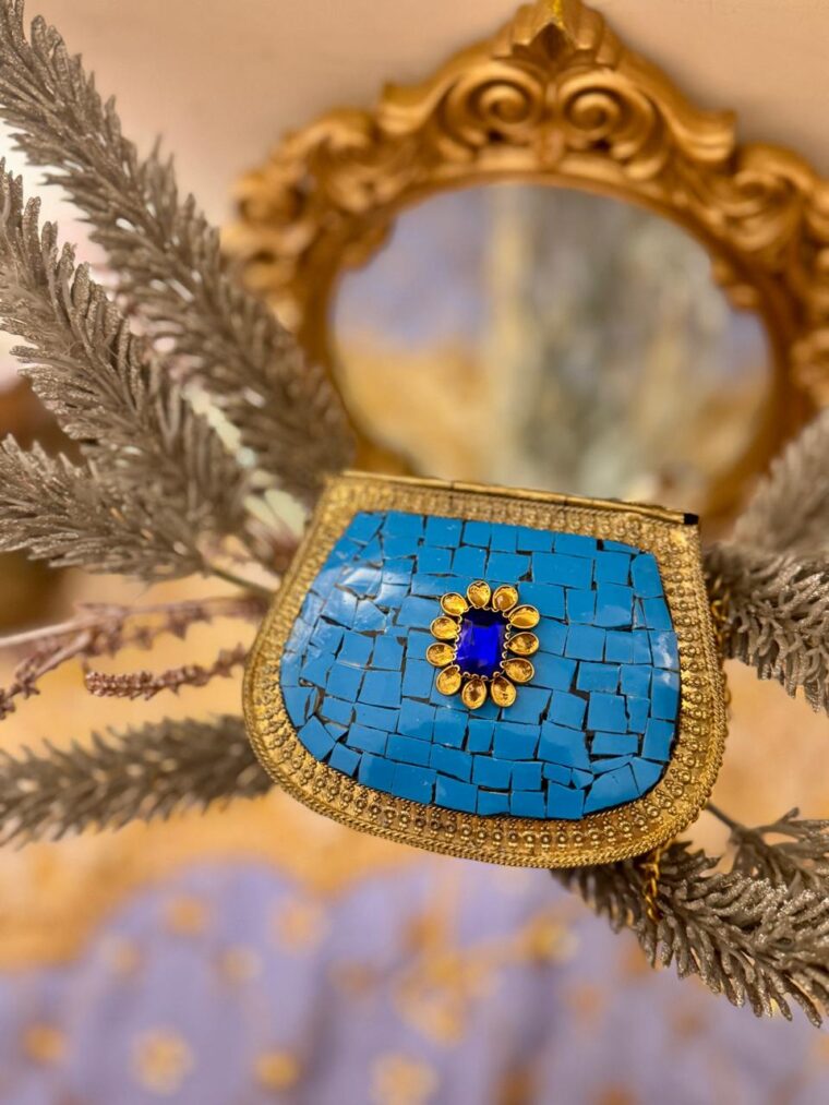 Zarmeena gold Kundan Clutches - Image 6