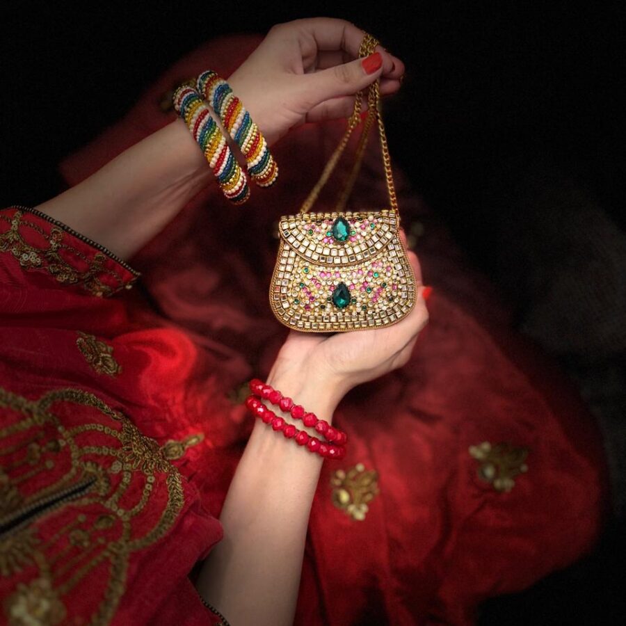 Shamiana clutch