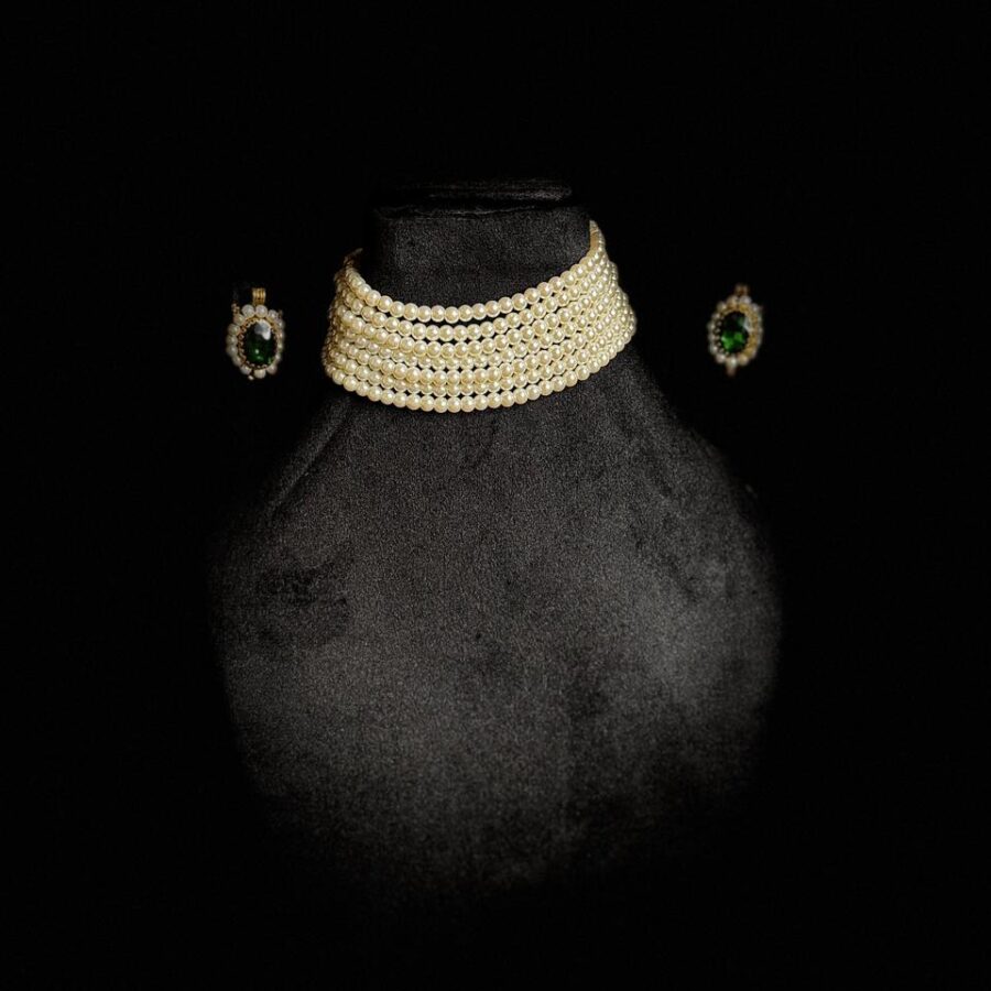 Pearls choker