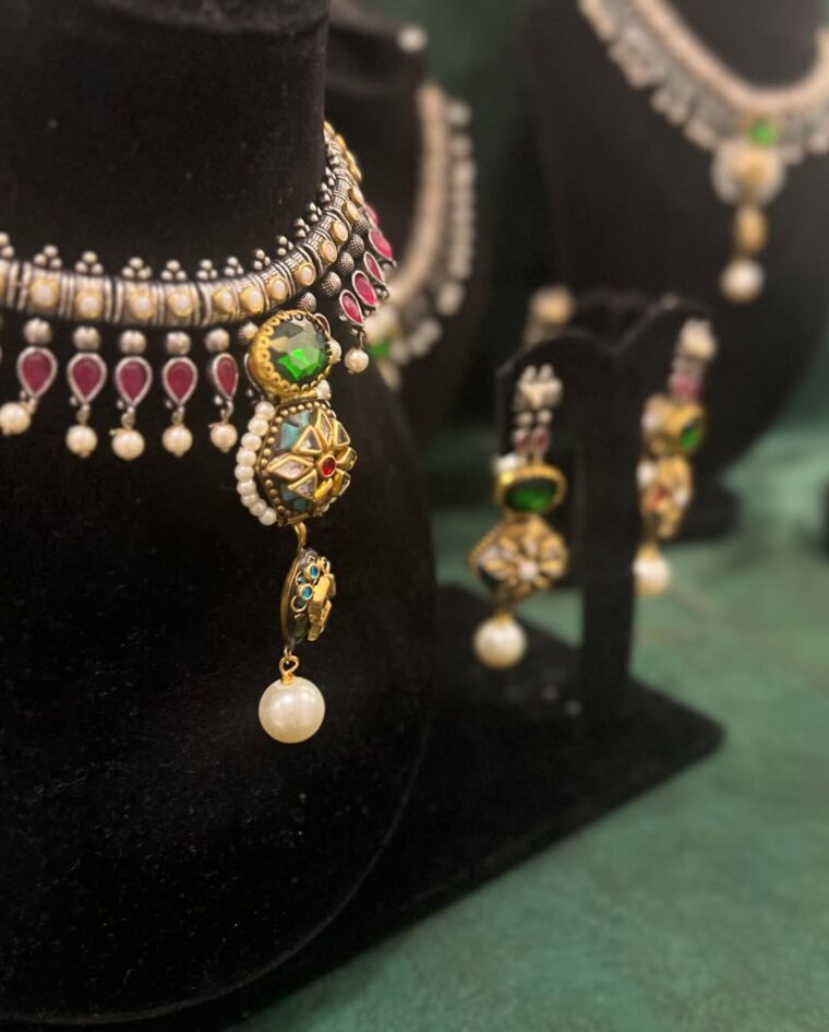 Zeenat Necklace Set - Image 5
