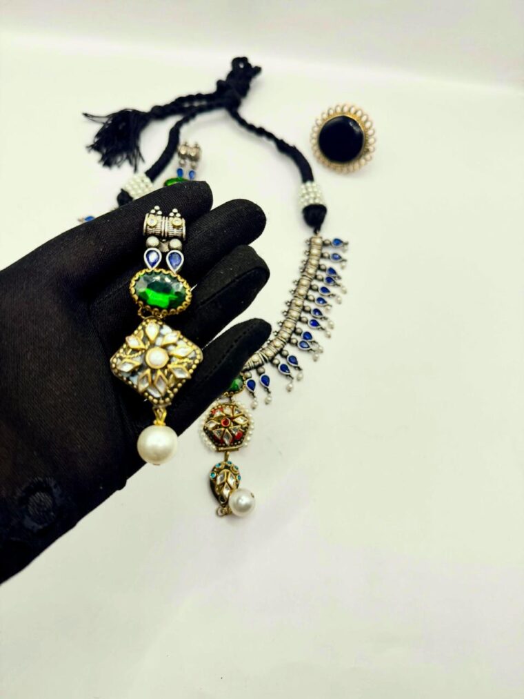 Zeenat Necklace Set - Image 4