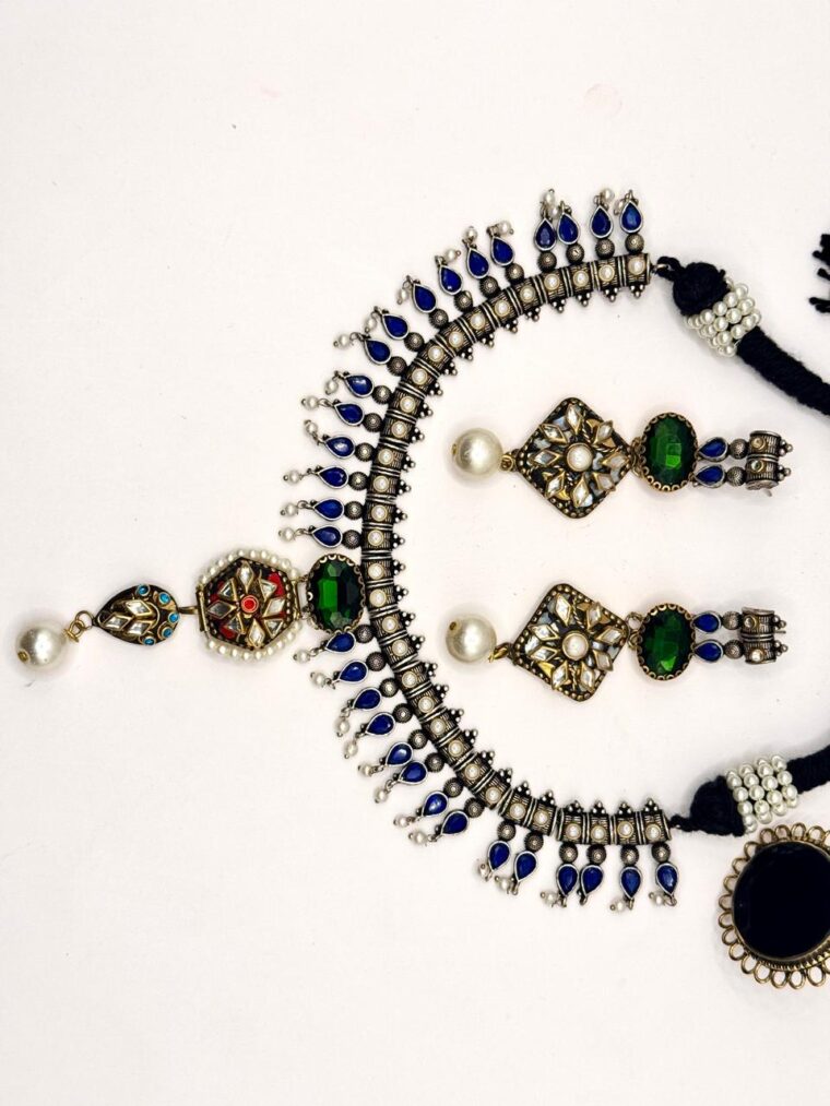 Zeenat Necklace Set - Image 8