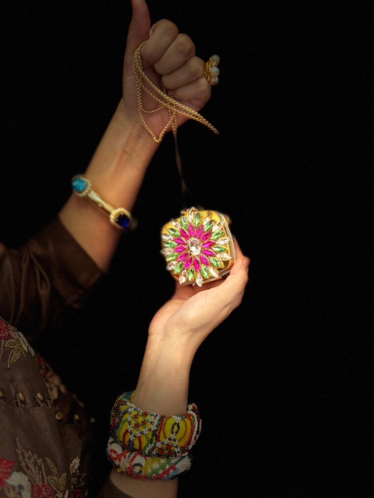 Multy mini gems flower clutch - Image 2