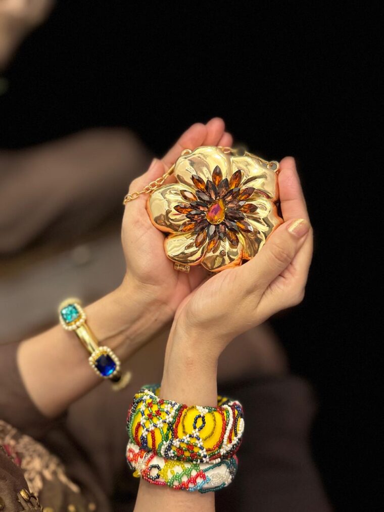 Gold flower gems clutch - Image 1