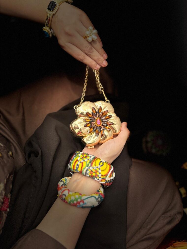 Gold flower gems clutch - Image 3