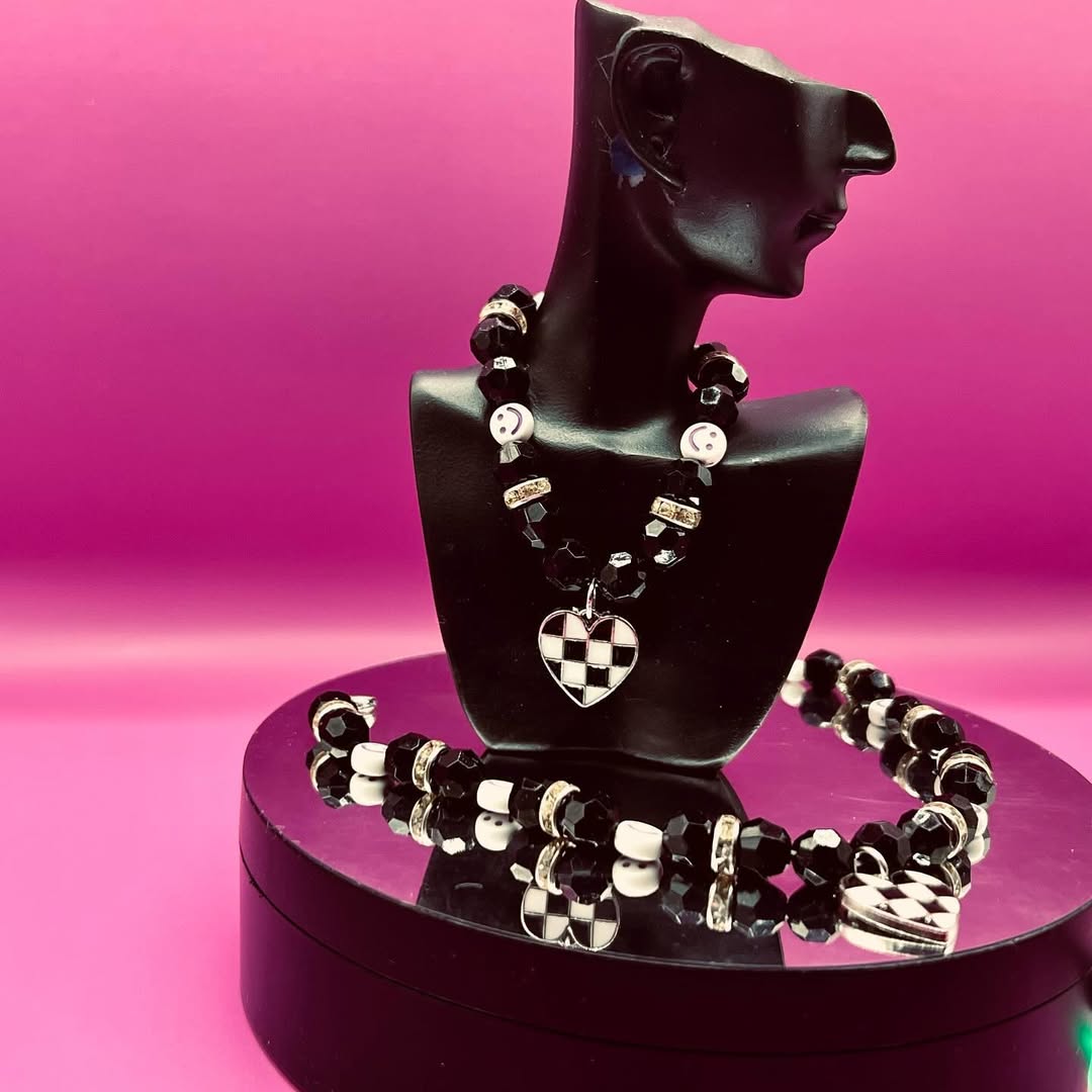 433848488_381731268011141_4430122023579692325_n Black and white heart set - Image 1