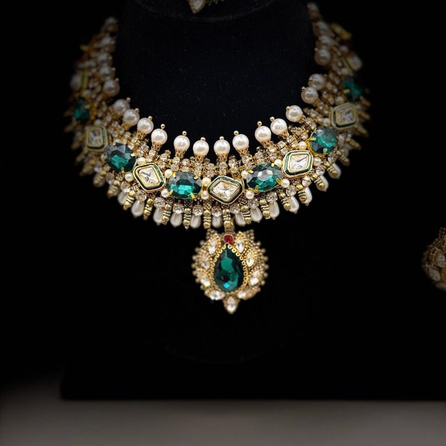 Noor Kundan Pearl Set