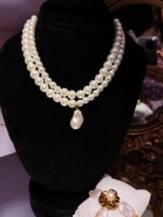 2-layer choker with a stunning pearl drop